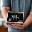 自宅で丁寧に梱包された釣り用リールを開封する加藤様 (48歳)