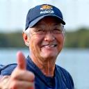 釣り番のアパレルを着用し、親指を立てて喜ぶ田中様 (62歳)